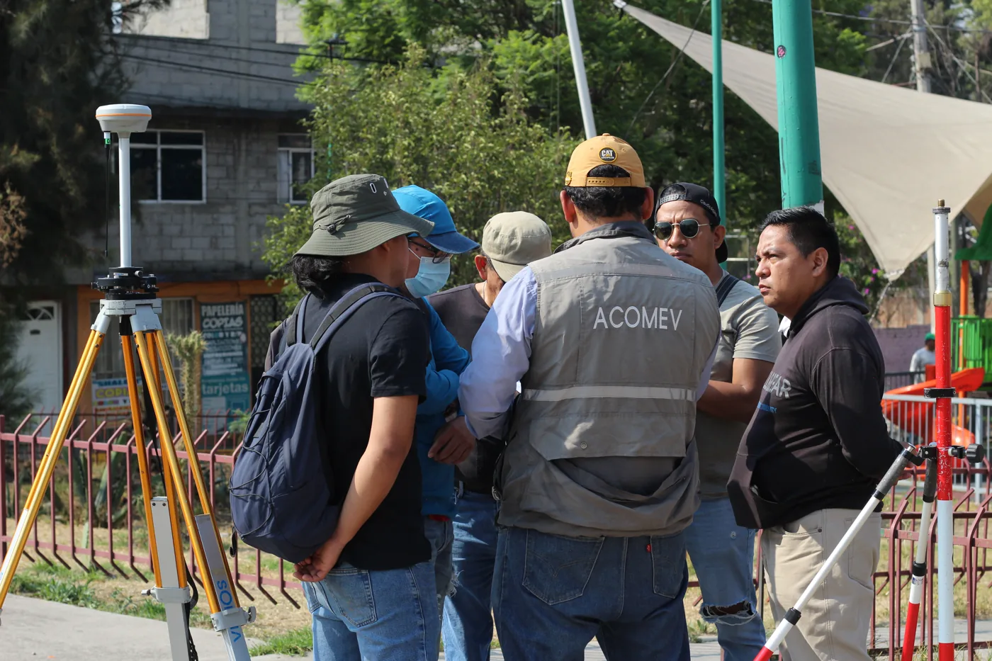 Alumnos de ELTAE en práctica de campo con receptor GNSS South